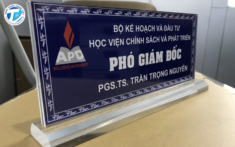 Biển mica để bàn tên chức vụ